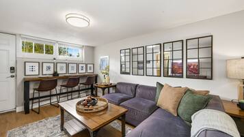 Departamento, varias camas, cocina, vista al jardín (1944 7th Ave. - Lower) | Área de sala de estar | Televisión de 40 pulgadas con canales digitales