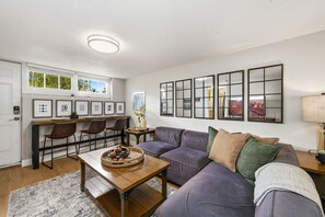 Apartment, Mehrere Betten, Küche, Gartenblick (1944 7th Ave. - Lower) | Wohnbereich | 40-Zoll-Fernseher mit Digitalempfang