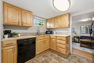 公寓, 多张床, 厨房, 花园景观 (1944 7th Ave. - Lower) | 私人厨房 | 冰箱、微波炉、烤箱、炉灶