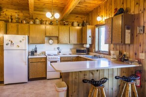 Fridge, oven, stovetop, cookware/dishes/utensils - Spring Creek Retreat on the Madison River (Ennis)