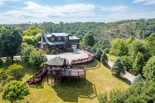 Blue Ridge Spectacular Mountain View Cabin-Fire Pit •Game-room•Wrap Around Porch