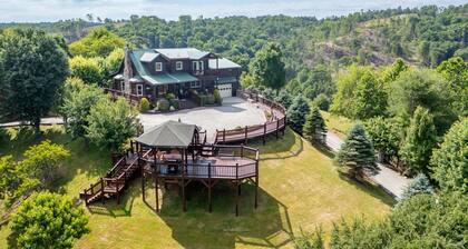 Blue Ridge Spectacular Mountain View Cabin-Fire Pit •Game-room•Wrap Around Porch