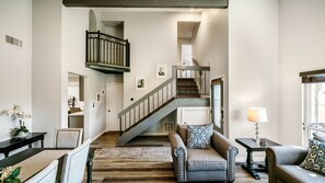 Smart TV, chimenea y estéreo 