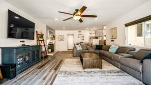 Smart TV, chimenea y estéreo 