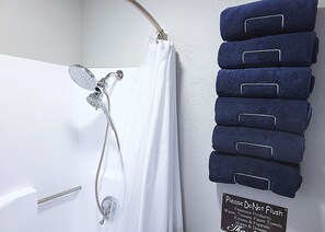 Een haardroger, handdoeken, toiletpapier