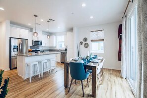 Dining - Bright, Open Townhouse Nestled Between Bay & Beach (Imperial Beach)