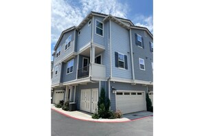 Exterior - Bright, Open Townhouse Nestled Between Bay & Beach (Imperial Beach)