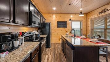 Kjøleskap, mikrobølgeovn, ovn og kokeplater