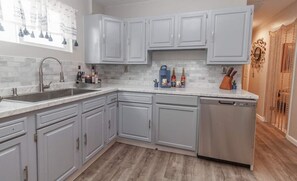 Refrigerador, microondas, lavavajillas y cafetera y tetera