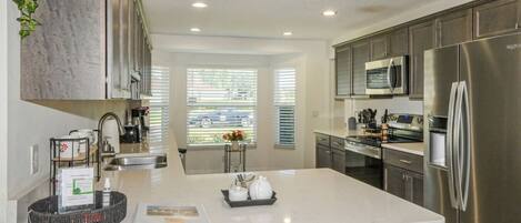 ثلاجة، ميكروويف، فرن، موقد طهي مسطح