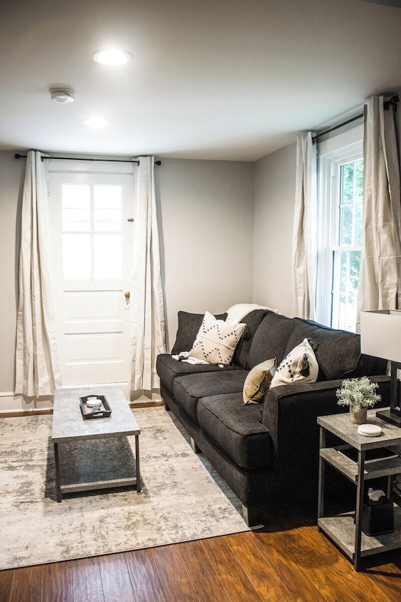 Beautifully Renovated Lancaster Apt - Lancaster, PA