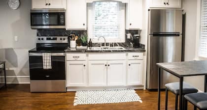 ❤Beautifully Renovated Lancaster Apt❤