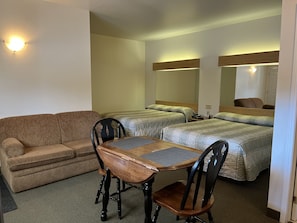 Rom – deluxe, 2 queensize-senger, ikke-røyk, hageutsikt | Skrivebord, wi-fi (inkludert) og sengetøy