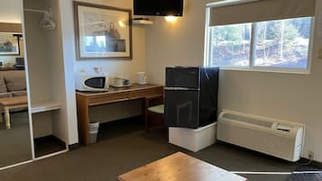 Escritorio, wifi gratis y ropa de cama