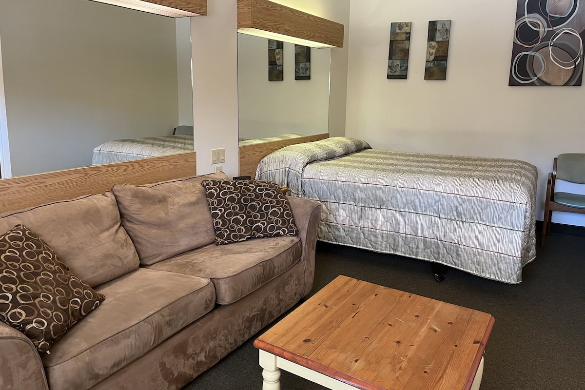 Habitación estándar, 1 cama Queen size, para no fumadores, vista al jardín | Escritorio, wifi gratis y ropa de cama