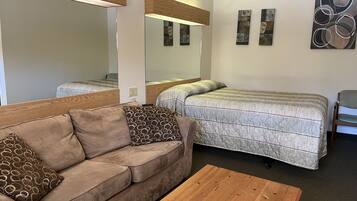 Standard Room, 1 Queen Bed, Non Smoking, Garden View | Desk, free WiFi, bed sheets