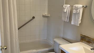 Bañera, artículos de tocador gratuitos, secador de pelo, toallas