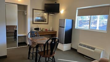 Deluxe Room, 2 Queen Beds, Non Smoking, Garden View | Desk, free WiFi, bed sheets