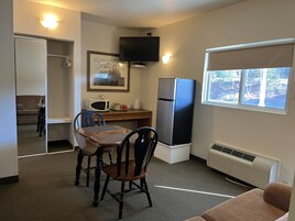 Escritorio, wifi gratis y ropa de cama 