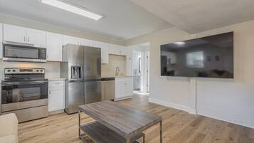 Geladeira, micro-ondas, fogão, cooktop