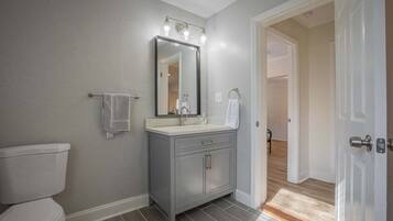 Dusch, hårtork och handdukar