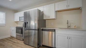 Frigorífico, microondas, horno y placa de cocina