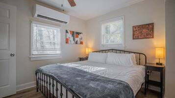 1 sovrum, skrivbord, resesäng och gratis wi-fi