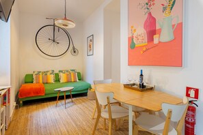 Dining - Lisbon Private Terrace APT (w/BBQ) w/AC and Private Entrance - 10min City Center (Lisboa)