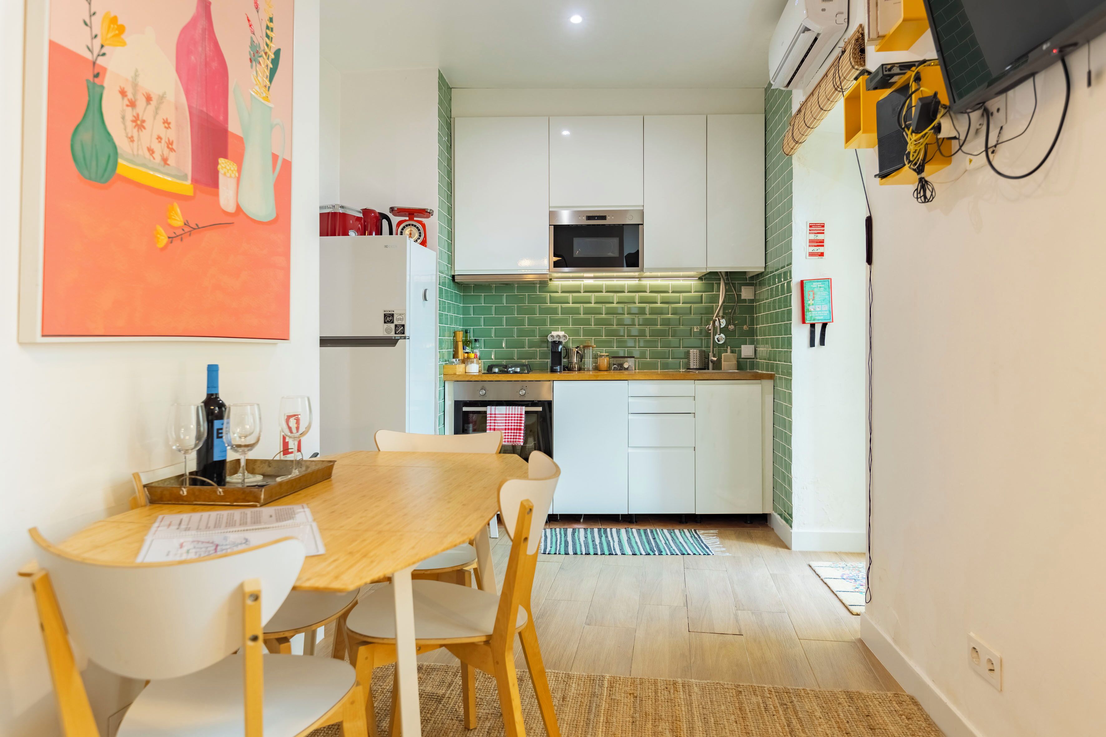 Jääkaappi, mikroaaltouuni, uuni, liesi