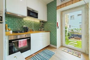 Jääkaappi, mikroaaltouuni, uuni, liesi