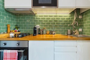 Réfrigérateur, micro-ondes, four, plaque de cuisson
