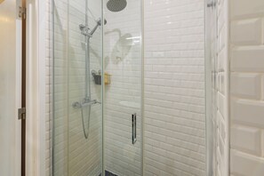 Dusche, Haartrockner, Handtücher, Seife
