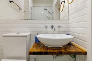 Dusche, Haartrockner, Handtücher, Seife