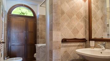 Dusche, Bidet, HandtĂŒcher, Seife