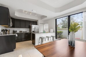 Refrigerador, microondas, horno, placa de cocina