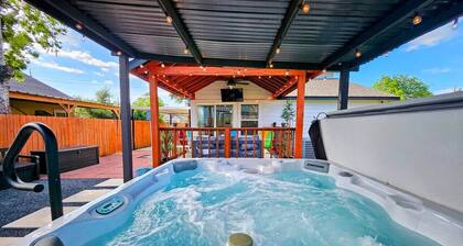 Backyard Paradise/10 Min to DWTN/4 BR Home/Hot Tub