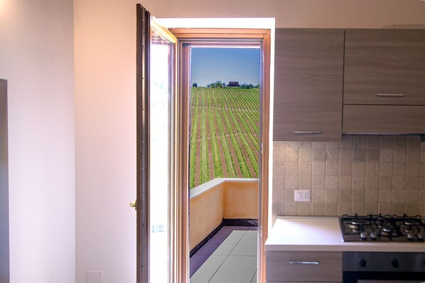 Kühlschrank, Ofen, Herdplatte, Wasserkocher mit Kaffee-/Teezubehör