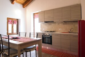 Kühlschrank, Ofen, Herdplatte, Wasserkocher mit Kaffee-/Teezubehör