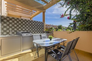 Outdoor dining - Balaia Residence (Albufeira)