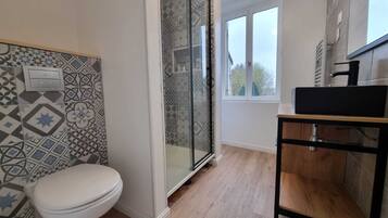 Douche, sĂšche-cheveux, serviettes fournies, savon