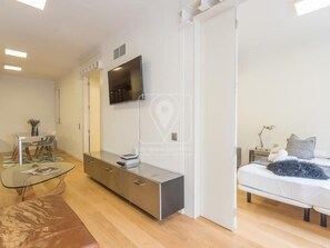 2 bedrooms, iron/ironing board, travel cot, bed sheets - Modern apartment for 4 in exclusive residential areas of Barcelona (Barcelona)