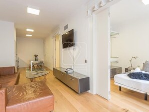 TV - Modern apartment for 4 in exclusive residential areas of Barcelona (Barcelona)