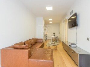 TV - Modern apartment for 4 in exclusive residential areas of Barcelona (Barcelona)