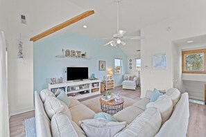 TV, video games, DVD player, books - Canal Front, Dog Friendly, Dock & Hot Tub (Frisco)