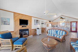 Smart-tv, een open haard, boeken en een stereo