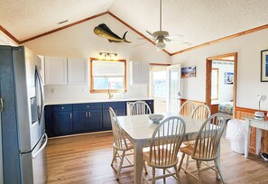 Dining - Beachfront, Oceanviews, Dog Friendly, Private Beach Access & Hot Tub (Avon)