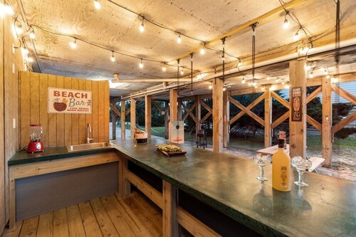 Dogs Welcome, 25 Yards to Beach Access, Private Pool & Hot Tub