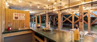 Dogs Welcome, 25 Yards to Beach Access, Private Pool & Hot Tub