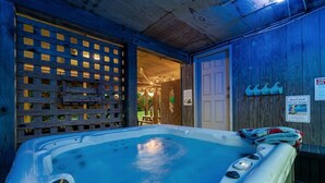 A hot tub with a wooden deck and a wooden fence. - Dogs Welcome, 25 Yards to Beach Access, Private Pool & Hot Tub (Avon)