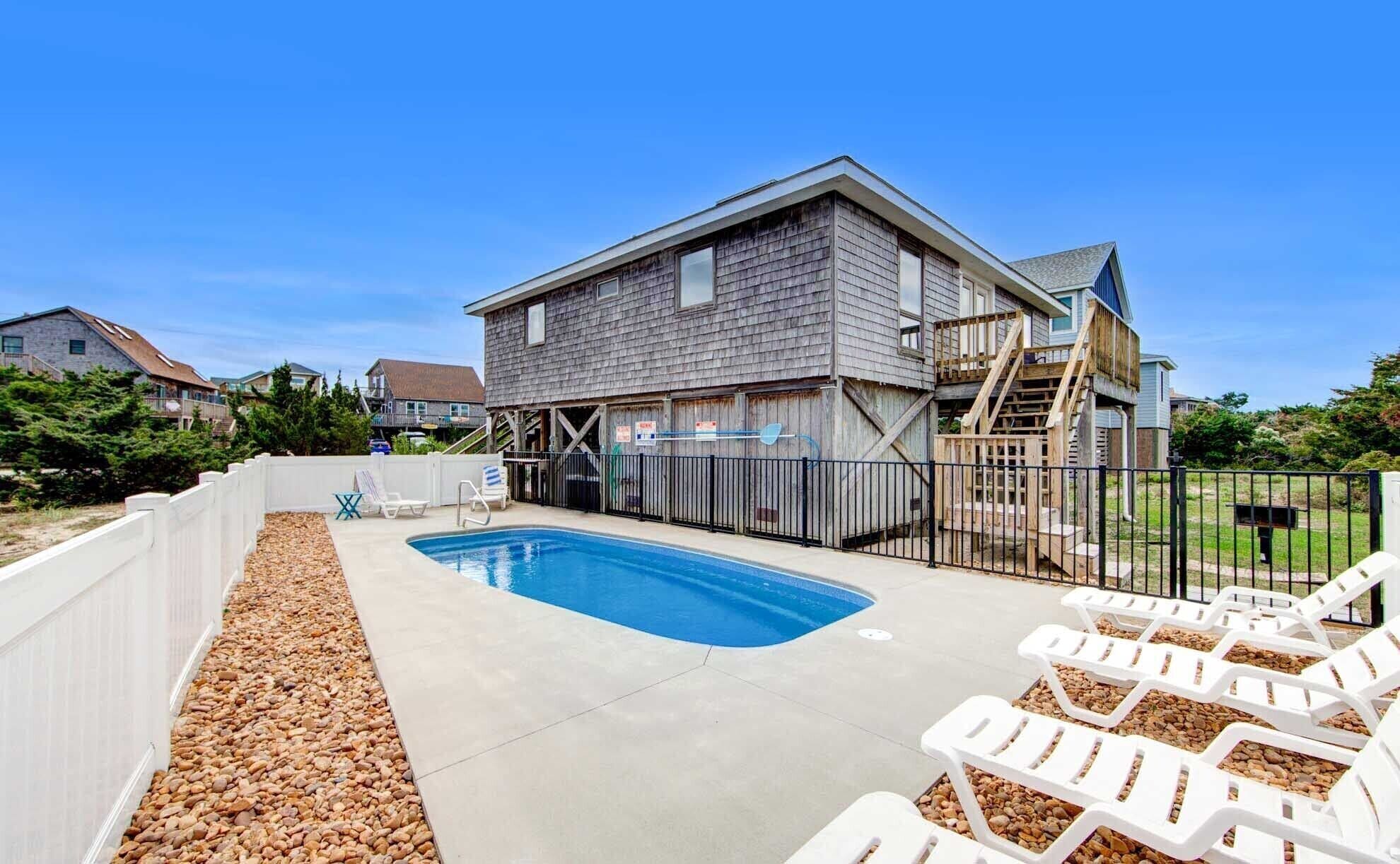 Dogs Welcome, 25 Yards to Beach Access, Private Pool & Hot Tub
